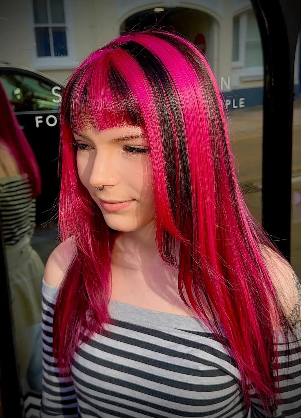 Colour blocking: magenta and black blocks with a magenta fringe